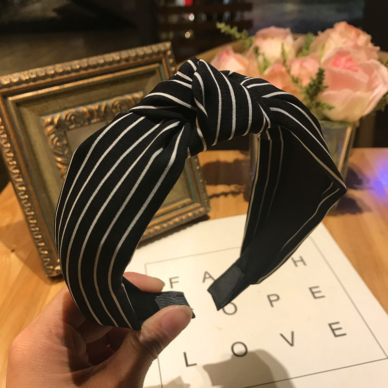 Knotted wide-edge fabric cross hairpin