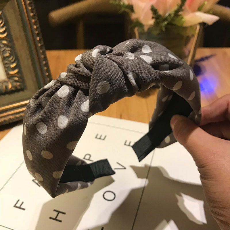 Knotted wide-edge fabric cross hairpin