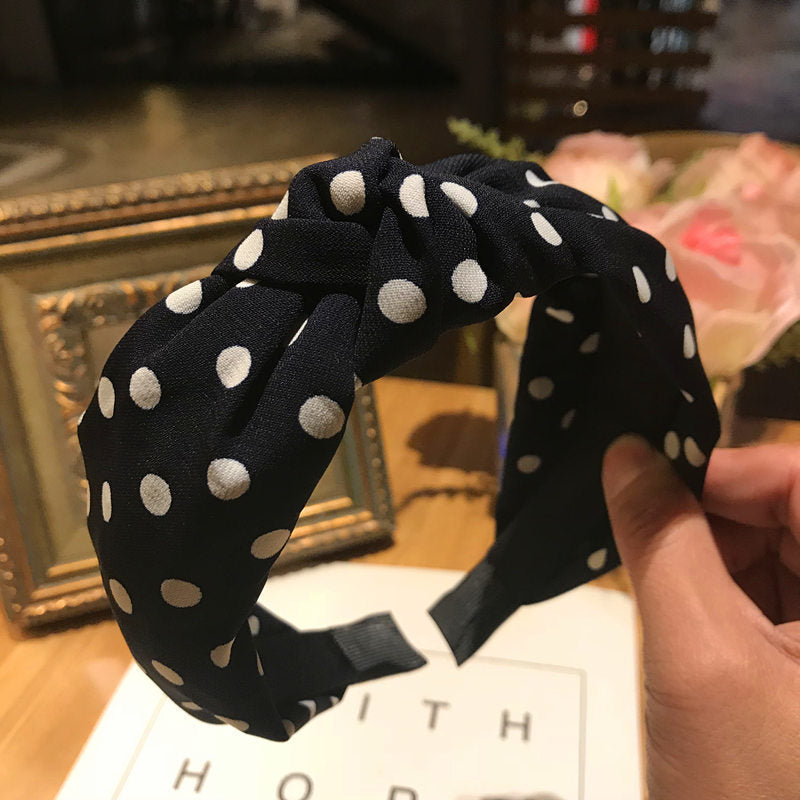 Knotted wide-edge fabric cross hairpin