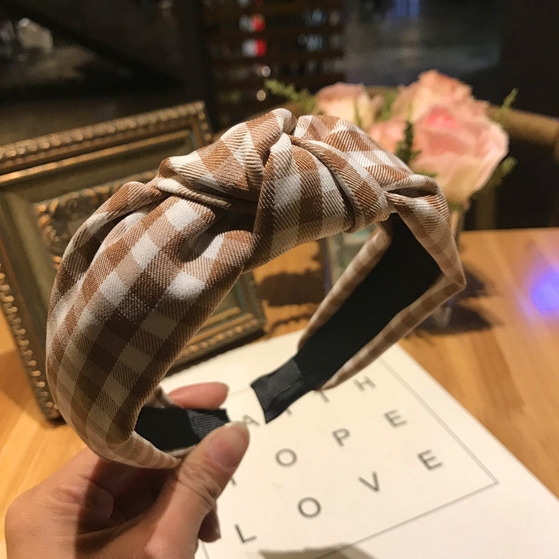 Knotted wide-edge fabric cross hairpin