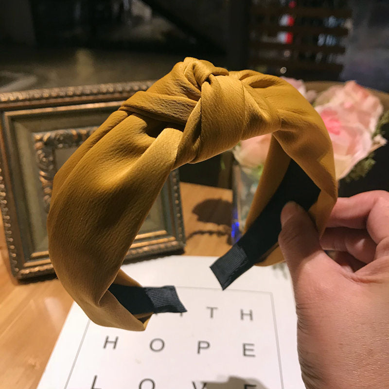 Knotted wide-edge fabric cross hairpin
