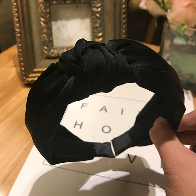 Knotted wide-edge fabric cross hairpin