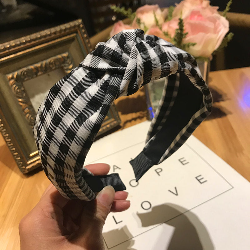 Knotted wide-edge fabric cross hairpin