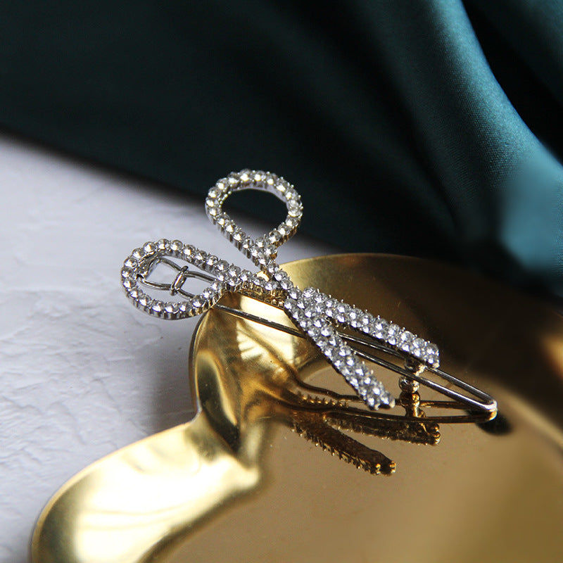 Female side clip with bangs scissors and one word clip hairpin
