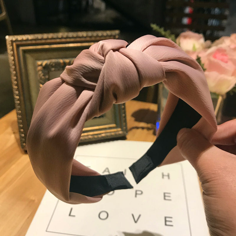 Knotted wide-edge fabric cross hairpin