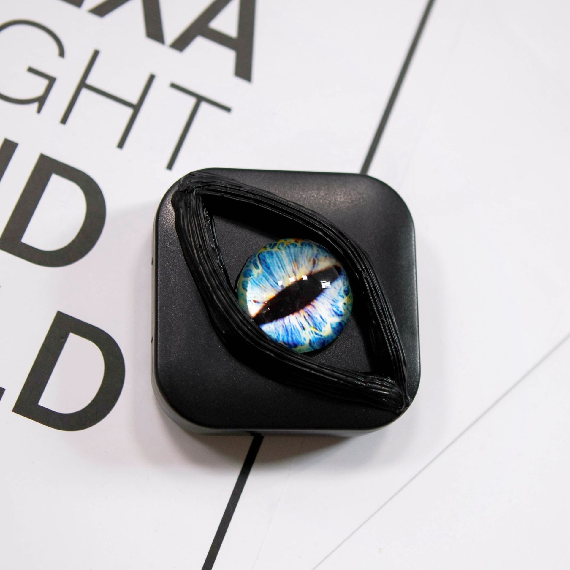 Cream gel contact lens