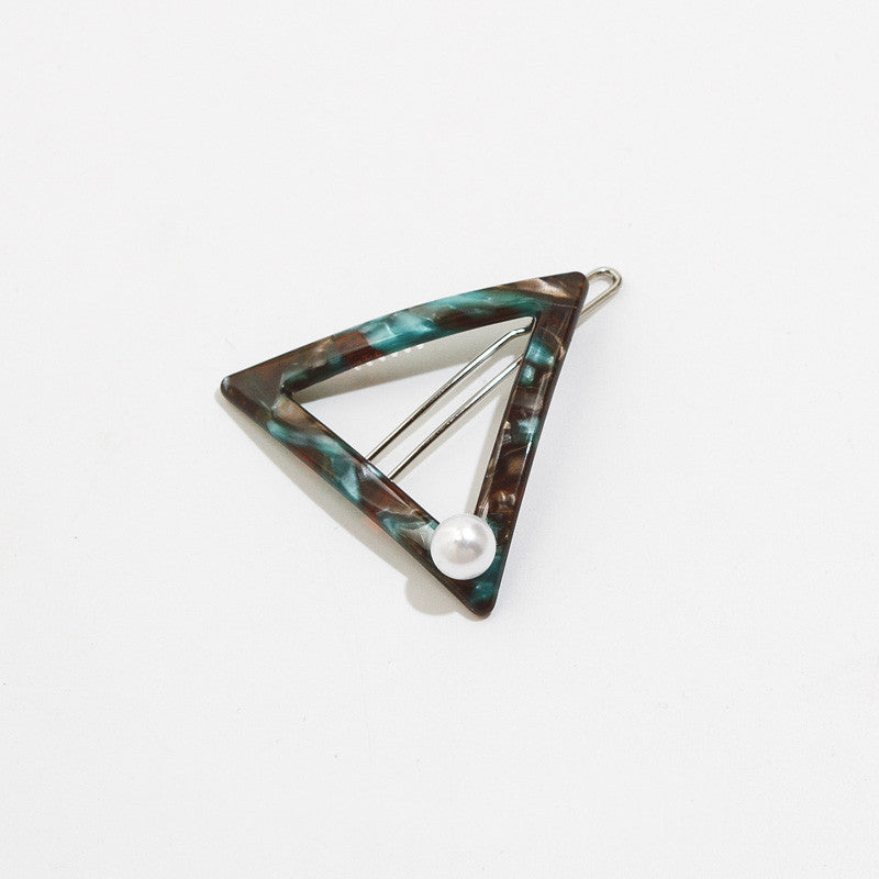 Lady wide-brimmed hairpin with bangs