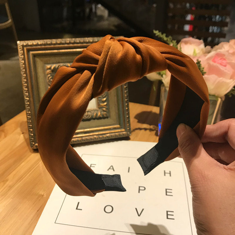 Knotted wide-edge fabric cross hairpin