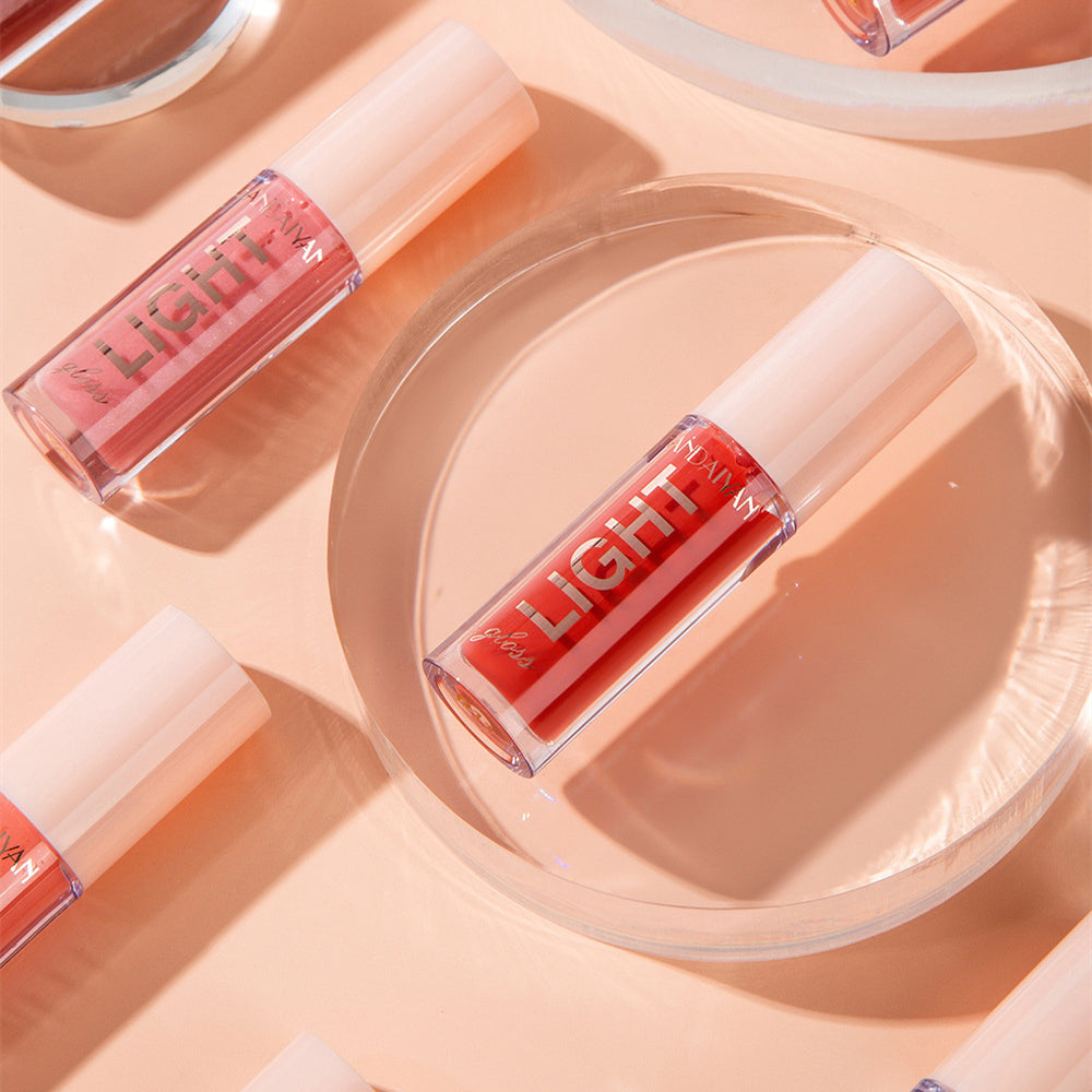 Mirror-like Dewy Liquid With A Pearly Sheen For The Lips