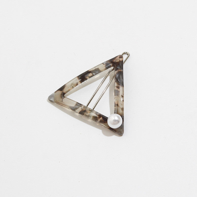 Lady wide-brimmed hairpin with bangs