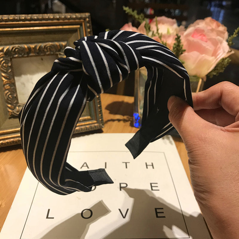 Knotted wide-edge fabric cross hairpin