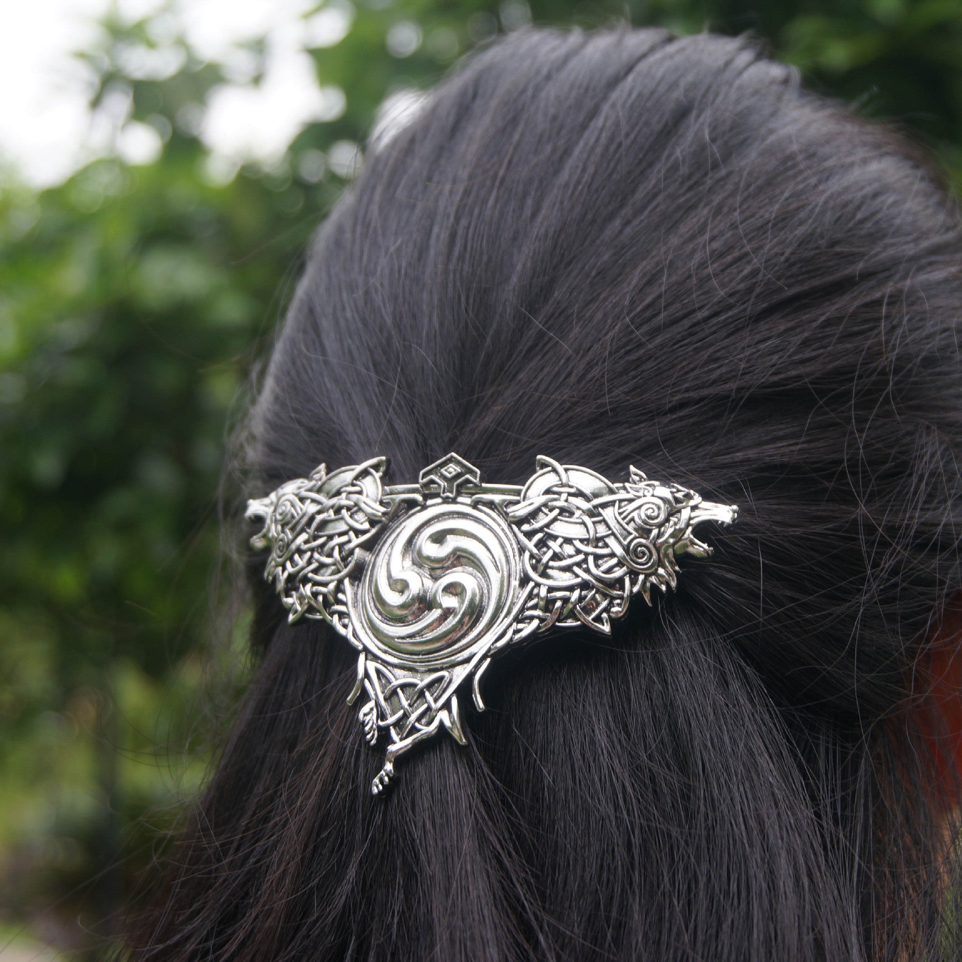 Women's Nordic Retro Double Wolf Clip