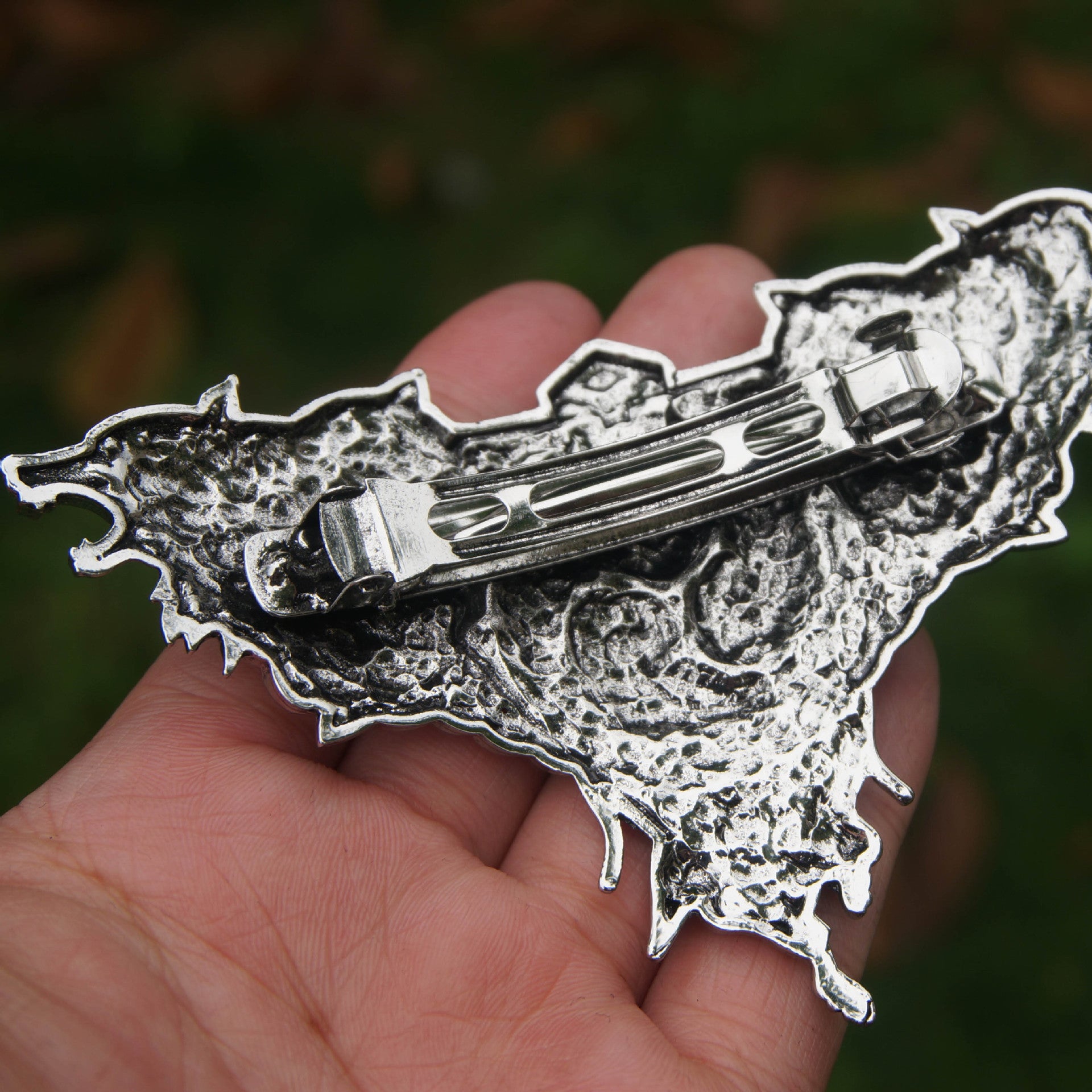 Women's Nordic Retro Double Wolf Clip