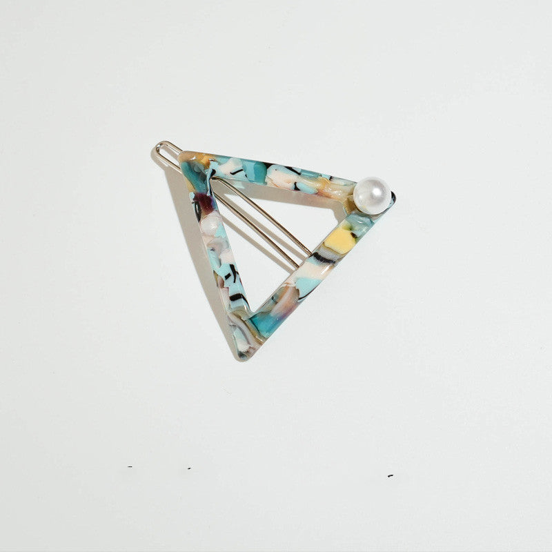 Lady wide-brimmed hairpin with bangs