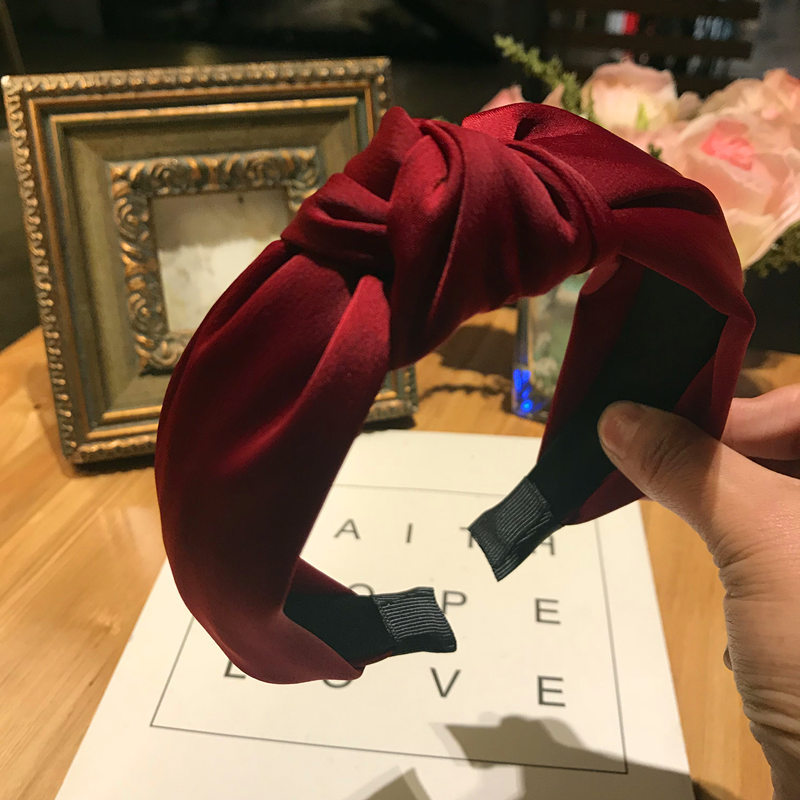Knotted wide-edge fabric cross hairpin