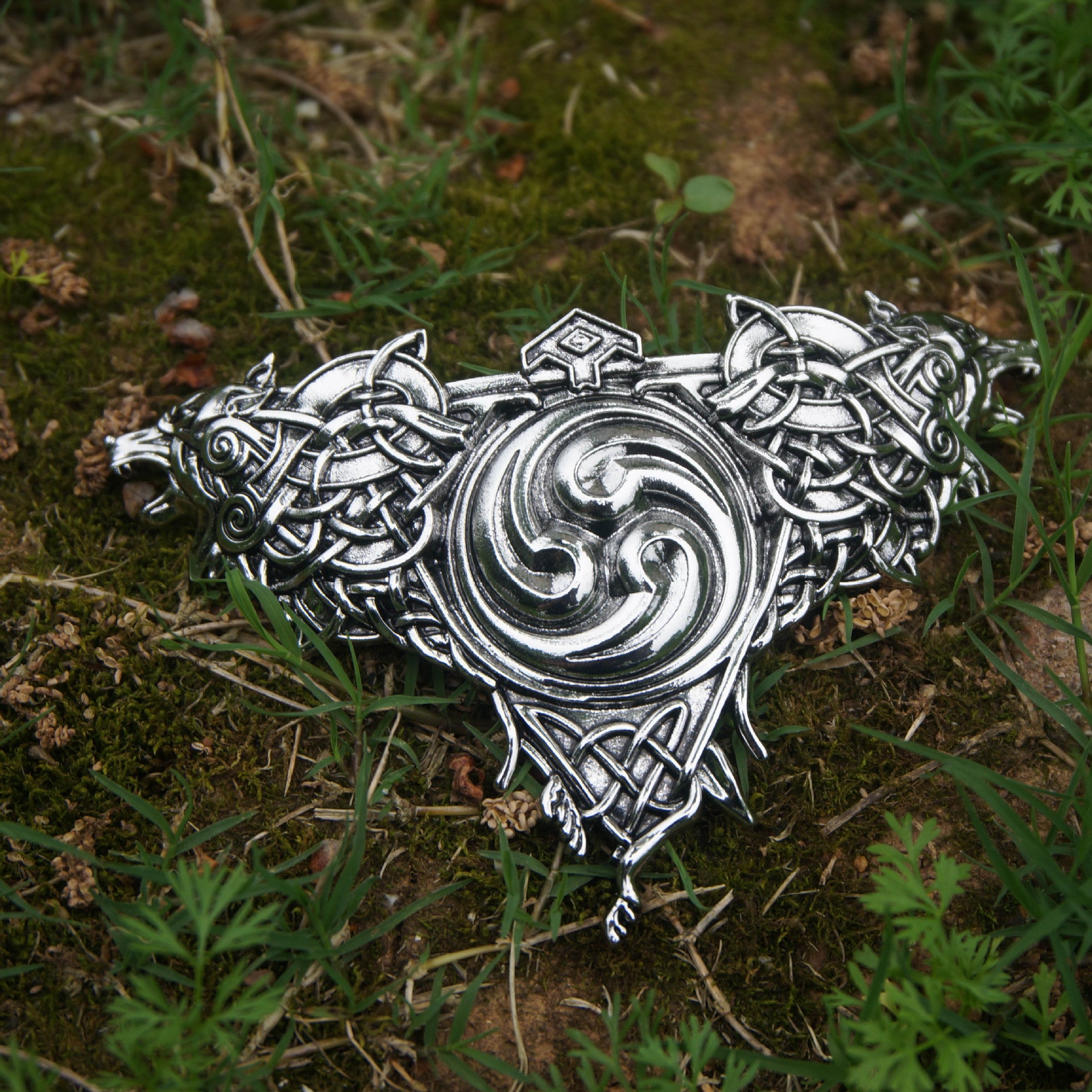 Women's Nordic Retro Double Wolf Clip