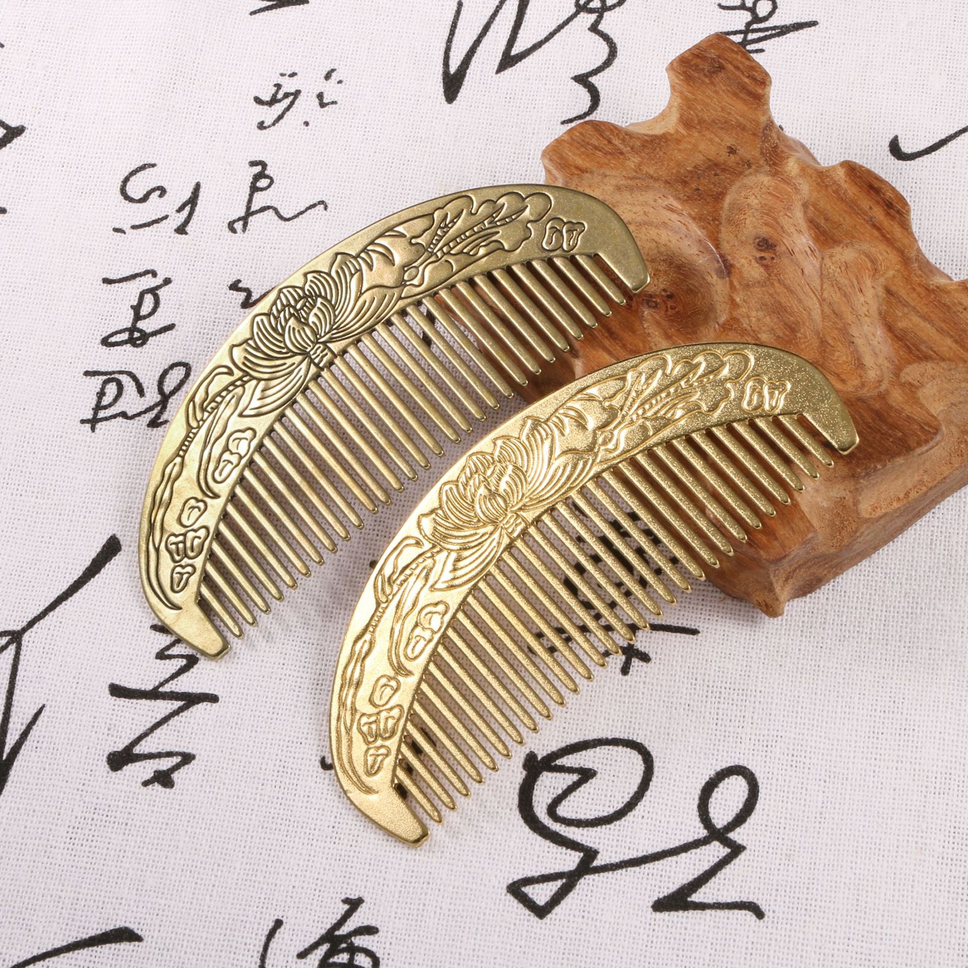Retro Anti-static Lotus Carved Brass Comb