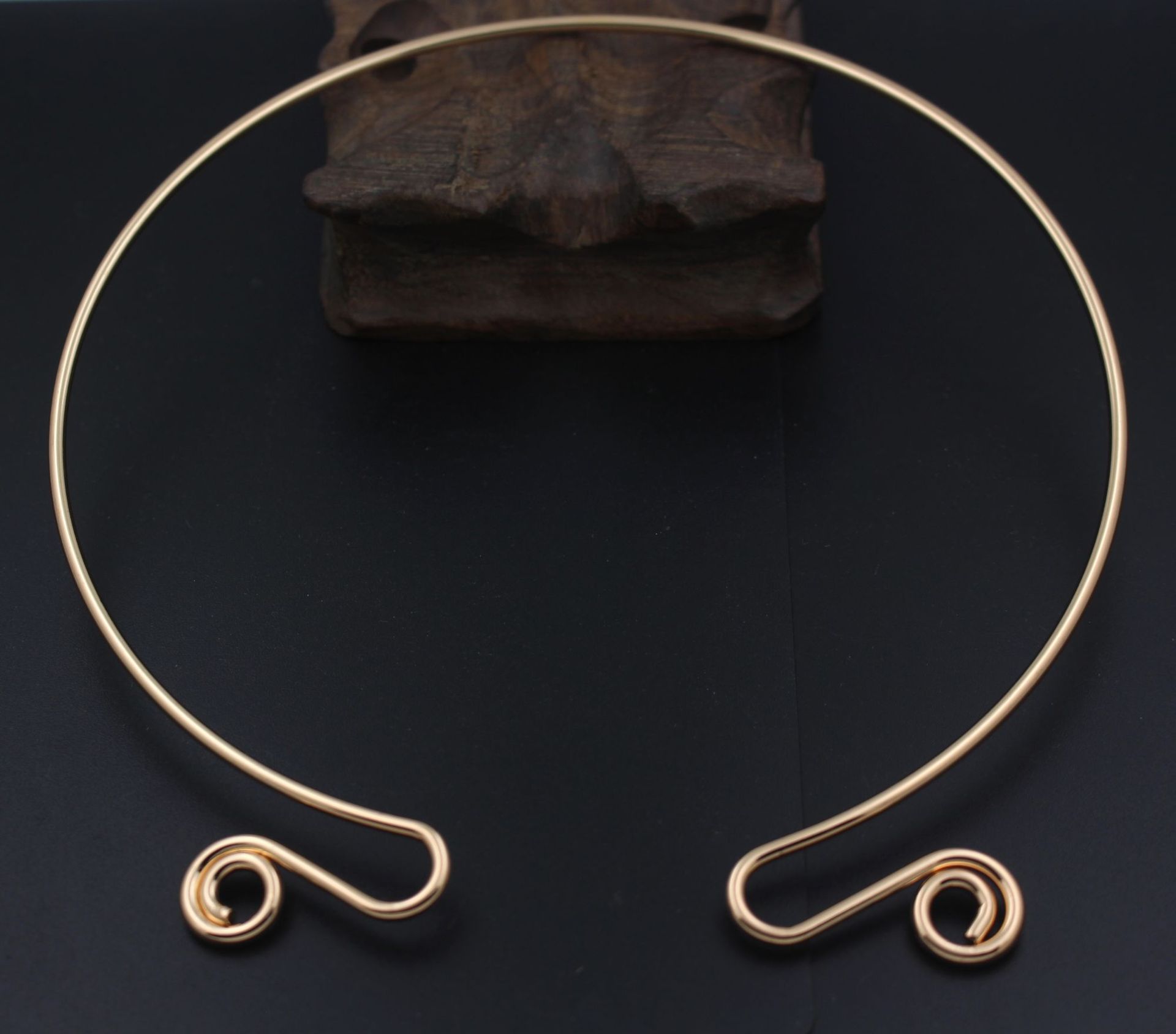 Color-preserving Electroplating Antique Film And Television Collar