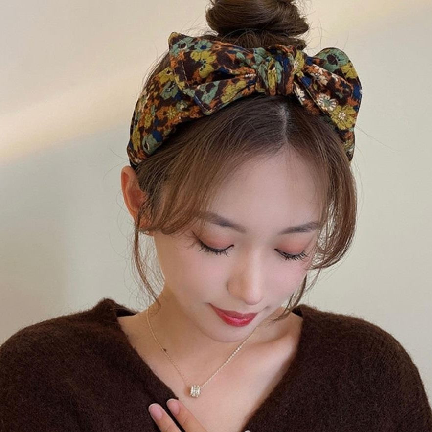 Simple Wide-brimmed Fabric Hairband With A Printed Pattern And A Tied Knot