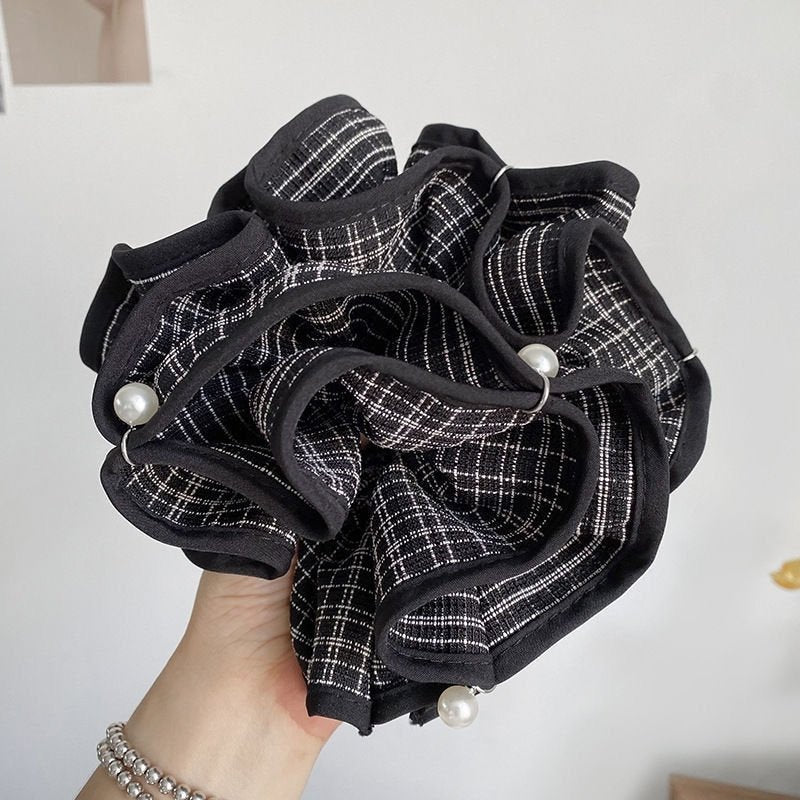 New Retro Black And White Checkered Pearl 3D High-end Scrunchie