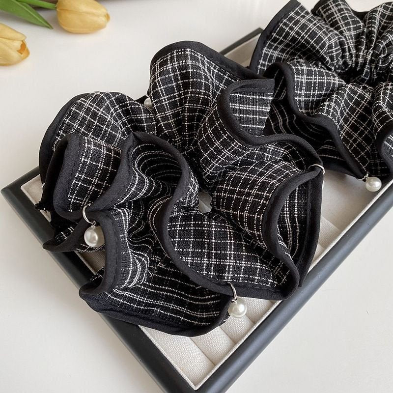 New Retro Black And White Checkered Pearl 3D High-end Scrunchie