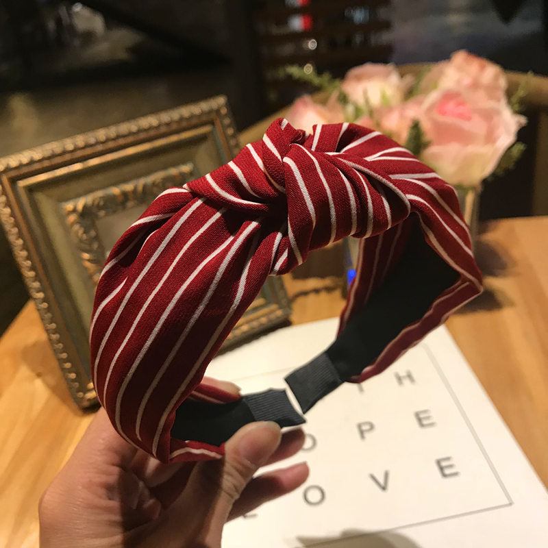 Knotted wide-edge fabric cross hairpin