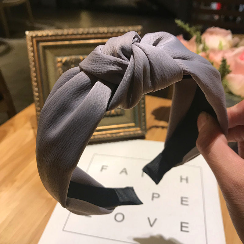 Knotted wide-edge fabric cross hairpin