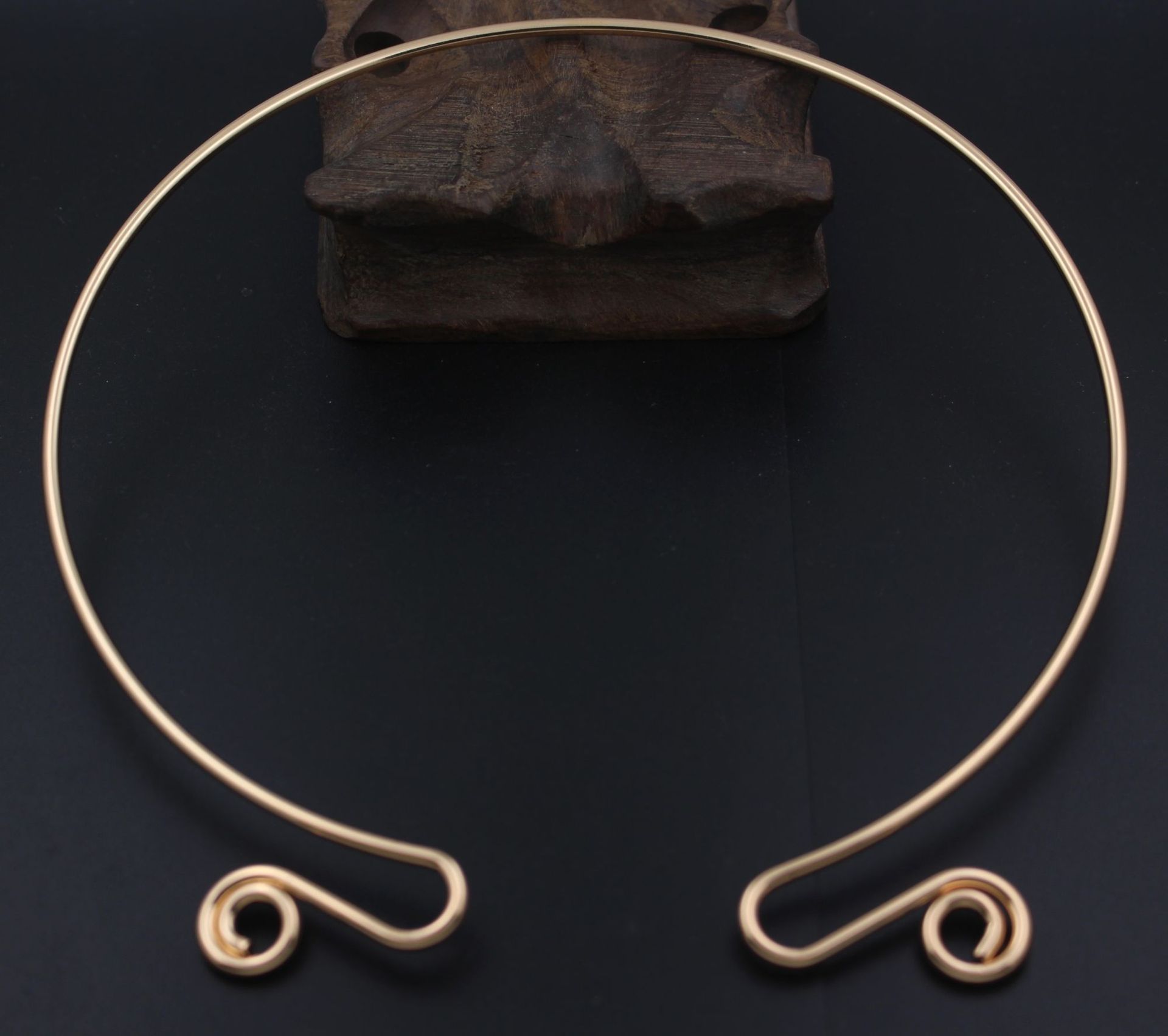 Color-preserving Electroplating Antique Film And Television Collar