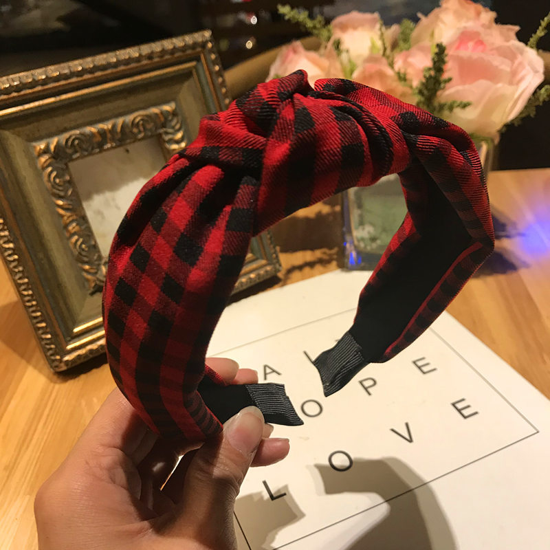 Knotted wide-edge fabric cross hairpin