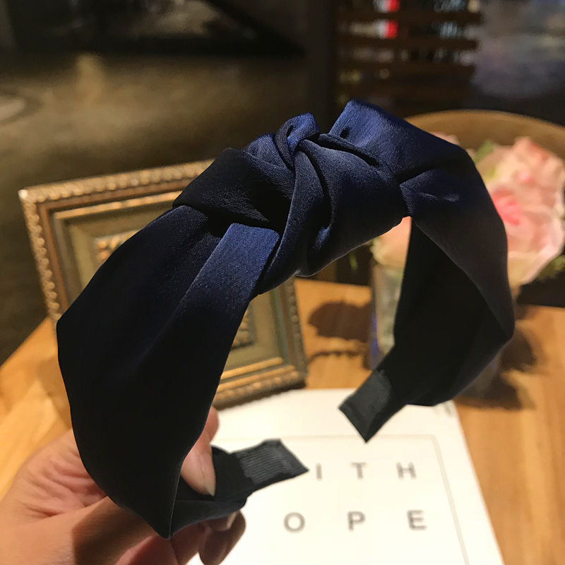 Knotted wide-edge fabric cross hairpin