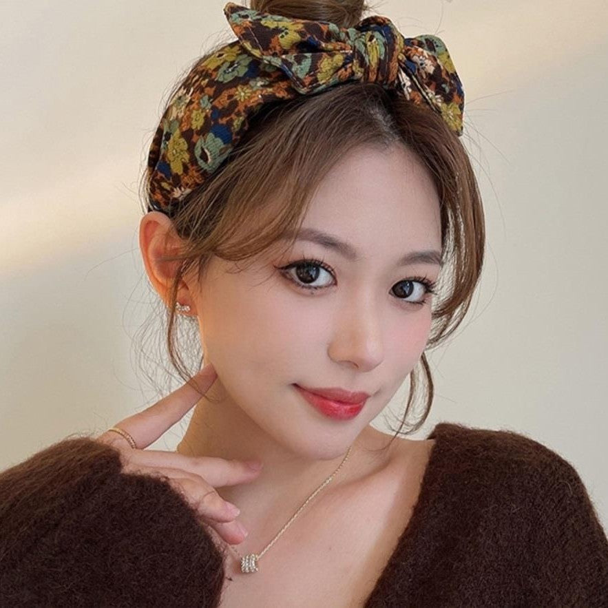 Simple Wide-brimmed Fabric Hairband With A Printed Pattern And A Tied Knot