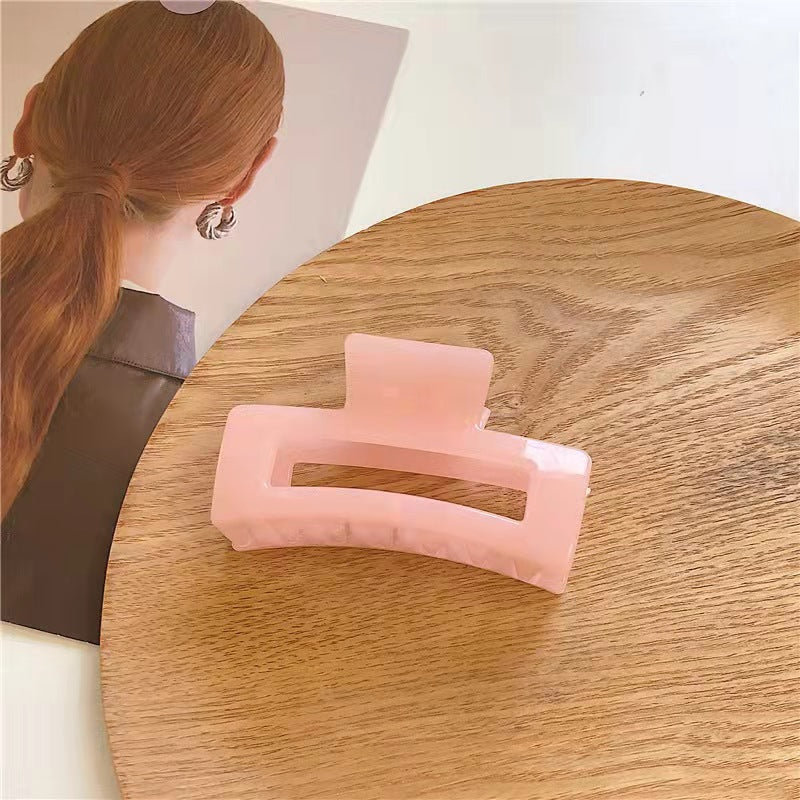 Retro Hair Grabs The Back Of The Head With Elegant Temperament