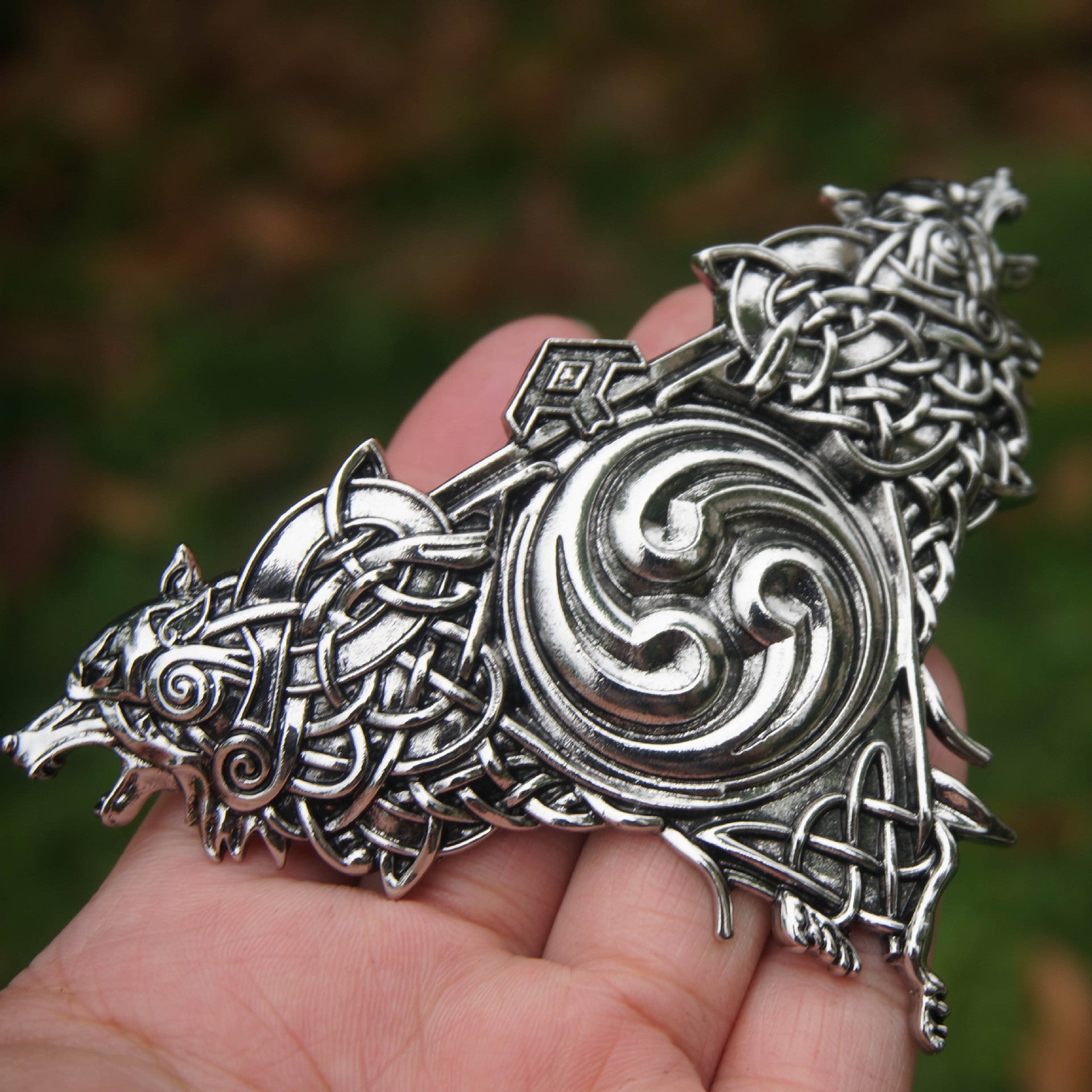Women's Nordic Retro Double Wolf Clip