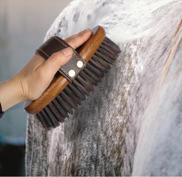 De-floating Brush Oval Harness Comb Cleaning